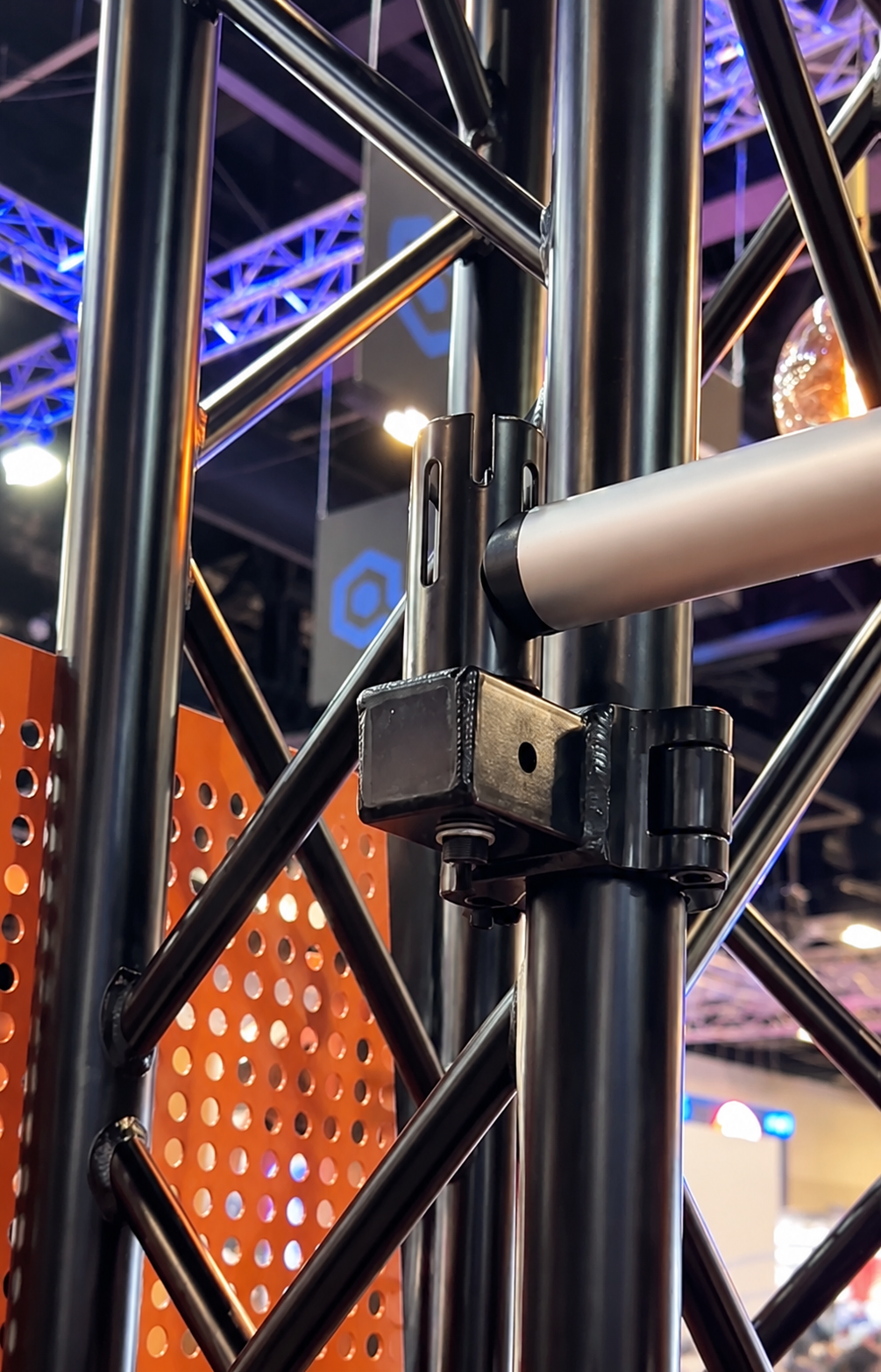 F01-F44 truss to Curtain Call cross bar adaptor installed on Global Truss with cross bar attached